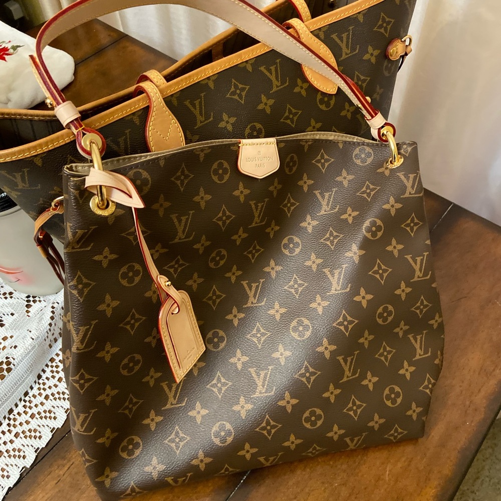 Hobo shoulder bag.